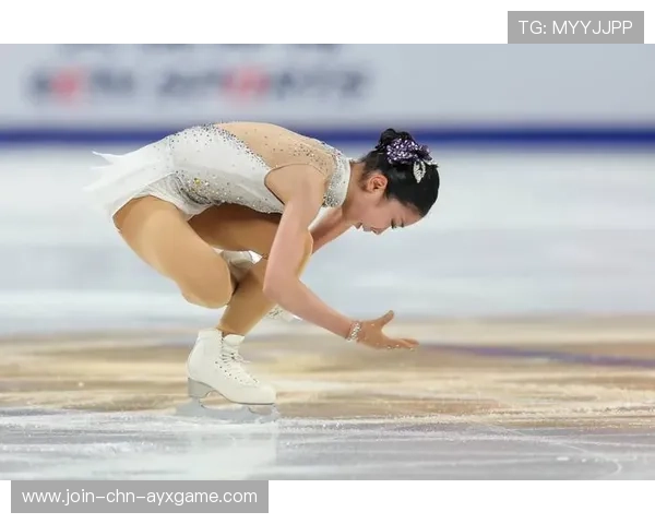 花样滑冰服装意外滑落，选手镇定完成全套动作