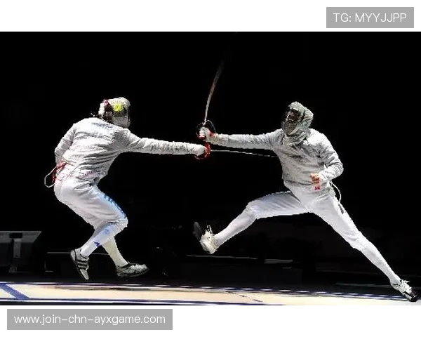 击剑选手空中刺击命中，全场震撼